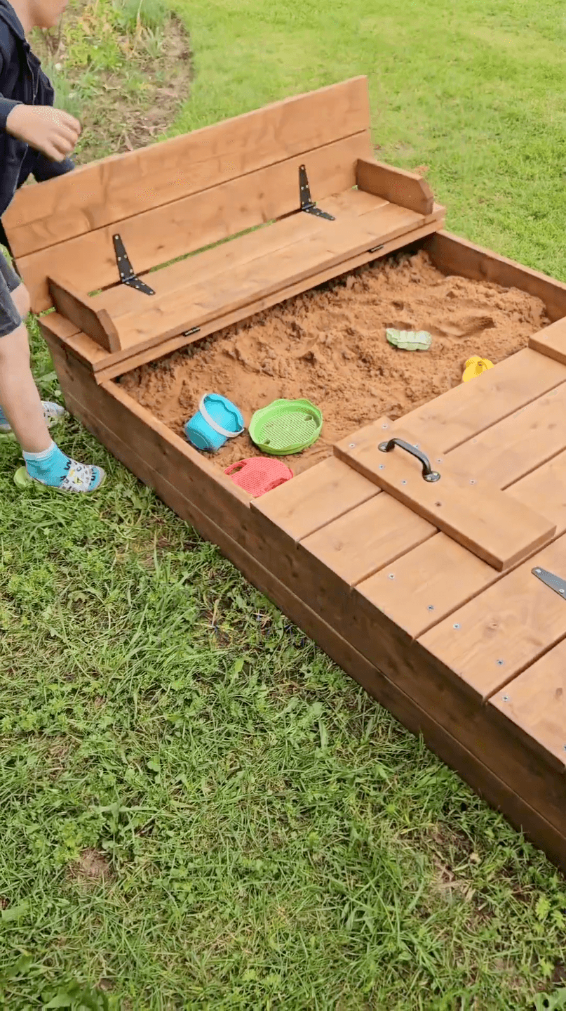 Covered sandbox